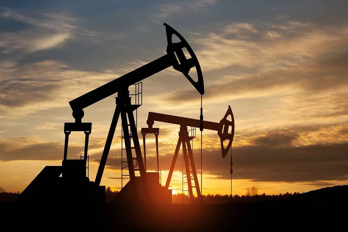 Цены на нефть ускорили падение. Августовский фьючерс на нефть Brent, накануне поднимавшийся до 65,43 доллара за баррель, упал более чем на три доллара, до 62,21 доллара. Об этом свидетельствуют данные лондонской биржи ICE. Стоимость нефти WTI снижается до 60 долларов за баррель, что стало минимумом за три недели. Такая динамика наблюдается на фоне слухов по поводу встречи ОПЕК+ в субботу. Сразу несколько источников сообщили, что восемь участников сделки, в том числе инициировавшая смену стратегии Саудовская Аравия, рассмотрят повышение добычи с июля даже более чем на 411 тысяч баррелей в сутки. Точный размер роста не указан. Б—Ж