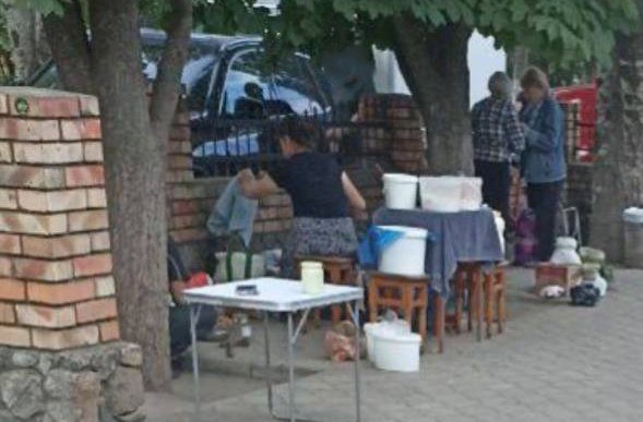 На выполнение Распоряжения Главы Токмакского муниципального округа администрация муниципалитета провела очередной рейд по пресечению несанкционированной торговли в неустановленных местах Рабочая группа в составе сотрудников администрации и полиции провела проверку по улице Ленина в Токмаке. Здесь была выявлена несанкционированная точка, где торговали молочной продукцией домашнего производства. С нарушителем проведена профилактическая беседа, вынесено предупреждение об административной ответственности за осуществление торговли в неустановленных местах продуктами питания домашнего производства и без сертификатов качества. Администрация Токмакского муниципального округа обращает внимание граждан, что продукция несанкционированной торговли в неустановленных местах на стихийных рынках не проходит ветеринарный и санитарный контроль, особенно опасна летом из-за риска пищевых отравлений. Не покупайте продукты питания на стихийных рынках‼ Не подвергайте свое здоровье опасности‼