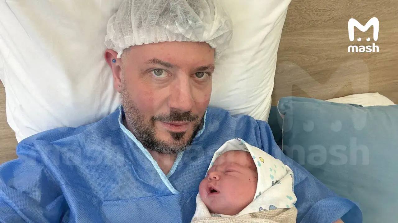Артемий Лебедев стал отцом в одиннадцатый раз 12 августа у 50-летнего дизайнера родилась дочь, это его 11-й ребенок. Малышка появилась на свет около 22:00 в одном из лучших роддомов Москвы, Лебедев присутствовал при родах. Вес — 4050 г, рост — 53 см. Всего у многодетного папочки есть пять дочерей и шесть сыновей от шести разных женщин. Старшему 24 года, младшей 1 день. Поздравляем !