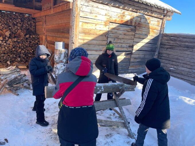 Томские казачата приобщились к традициям и культуре предков.  В Томской области в канун Дня защитника Отечества Музей казачьей культуры «Братина» пригласил в гости учащихся казачьих классов Кривошеинской средней общеобразовательной школы. Для детей провели праздничную программу «Казаки — защитники Отечества».    Начался день для казачат с молитвы в часовне святого Николая Чудотворца на благое дело с участием настоятеля храма Архангела Михаила иерея Владислава Шилова.    А уже потом ребят познакомили с традиционным бытом и укладом казачьей семьи. Чтобы глубже погрузиться в особенности традиционного казачьего домохозяйства, мальчики попробовали самостоятельно складывать и пилить дрова, осваивали плотницкое дело, а девочки выполняли уборку в доме, пекли блины и делали обереги.  После труда и забот казачат пригласили поиграть на улице: перетягивание каната тренирует не только силу и выносливость, но и умение работать в команде плечом к плечу.    А затем за чашкой чая дети пообщались с участником специальной военной операции Андреем Романовым с позывным «Джиммик». Он рассказал об основополагающих понятиях казачьей этики, главными из которых являются Родина, долг и честь.