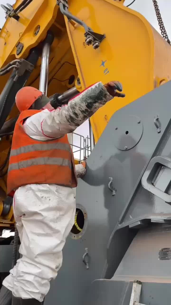 Первый экскаватор BELAZ BX 20012 начал работу в Хакасии