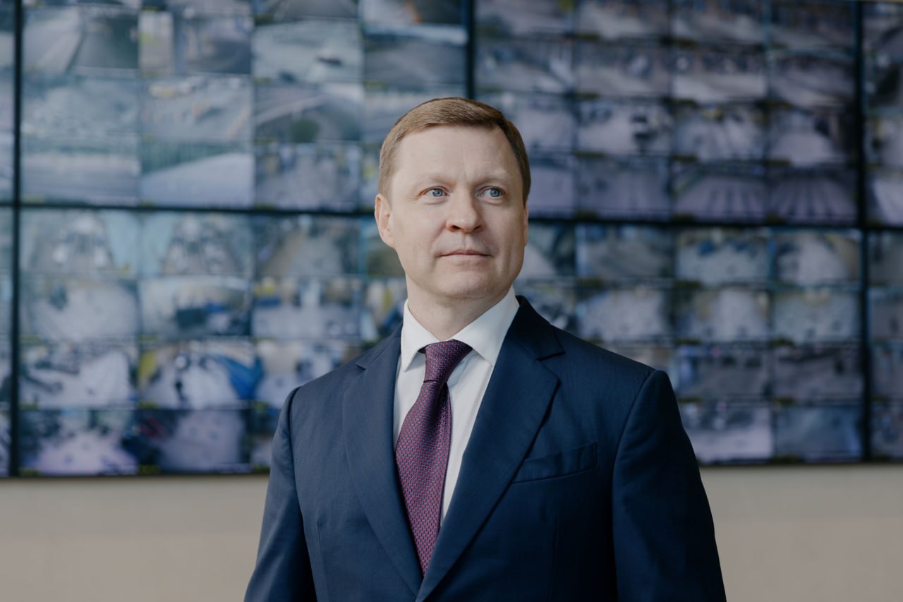 70 млрд долга, 10 млрд убытка, штатные судьи, зарплата несуществующему человеку и «крепостное право»: Андрей Иванов, возглавивший «Домодедово» после его передачи в госсобственность, в интервью РБК заявил о предбанкротном состоянии аэропорта, в котором главная бизнес-задача – выжить и заплатить зарплаты  - «Сейчас пассажиропоток аэропорта как минимум вдвое ниже наших возможностей. 10 лет назад здесь был пассажирооборот, а теперь в основном остался документооборот»  - «Около 70 млрд долга, падающая до 30 млрд рублей выручка и убыток 10 млрд рублей. Кроме того, еще около 650 млн рублей составляет текущая кредиторская задолженность перед предприятиями группы. Сопоставимая сумма - долги по зарплате на момент, когда Российская Федерация стала собственником. 1 июля аэропорт получил исковое требование о признании управляющей компании Домодедово банкротом из-за ранее накопленного долга по налогам на сумму около полумиллиарда рублей от ФНС по Калининградской области»  - «При содействии Российской Федерации мы надеемся вернуть выведенные за рубеж деньги. Уже подали четыре иска в различные суды на общую сумму более 7 млрд рублей. Обратились в правоохранительные органы, чтобы вернуть более 55 млн рублей зарплаты несуществующему сотруднику»  - «Меня искренне поразила карательная система, которая обслуживала этот аппарат. Более тысячи разновидностей бесконечных штрафов, избыточные регламенты, методики, порядки, свои законы, так называемые «суды следователей». Можно смело сказать, что с приходом Российской Федерации крепостное право в Домодедово было отменено»  -- «На самом деле, Домодедово не только как актив, но и как территорию вернули Российской Федерации.  На территории аэропорта законодательство Российской Федерации практически не действовало ни в сфере безопасности, ни в сфере защиты труда. Мы территорию «Домодедово» вернули в российское правовое поле»  Полный текст интервью Андрея Иванова читайте в подписке РБК