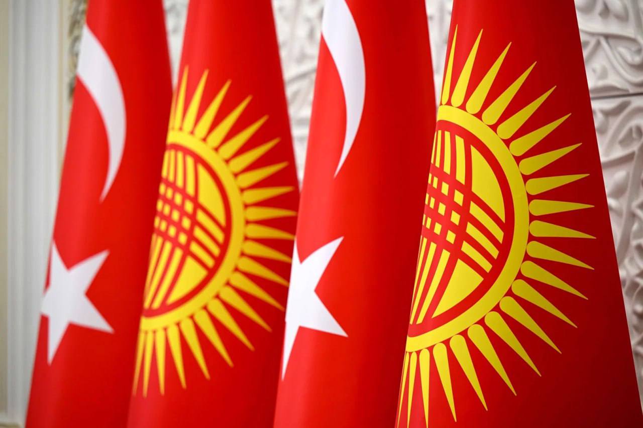 Турция вошла в тройку крупнейших инвесторов Кыргызстана Объем турецких инвестиций за девять месяцев 2025 года вырос почти вдвое Объем инвестиций Турции в экономику Кыргызстана за период с января по сентябрь 2025 года увеличился на 95 5 Об этом говорится в отчете Национального статистического комитета опубликованном в четверг Согласно представленным данным за девять месяцев 2025 года объем инвестиций составил 139 5 млн долларов тогда как за аналогичный период 2024 года он достигал 71 3 млн долларов В результате этого роста Турция заняла третье место среди крупнейших стран инвесторов в экономику республики за указанный период уступив только Китаю и России По итогам первых девяти месяцев 2025 года общий объем притока прямых иностранных инвестиций в Кыргызстан составил 885 млн долларов что на 18 4 больше по сравнению с аналогичным периодом прошлого года