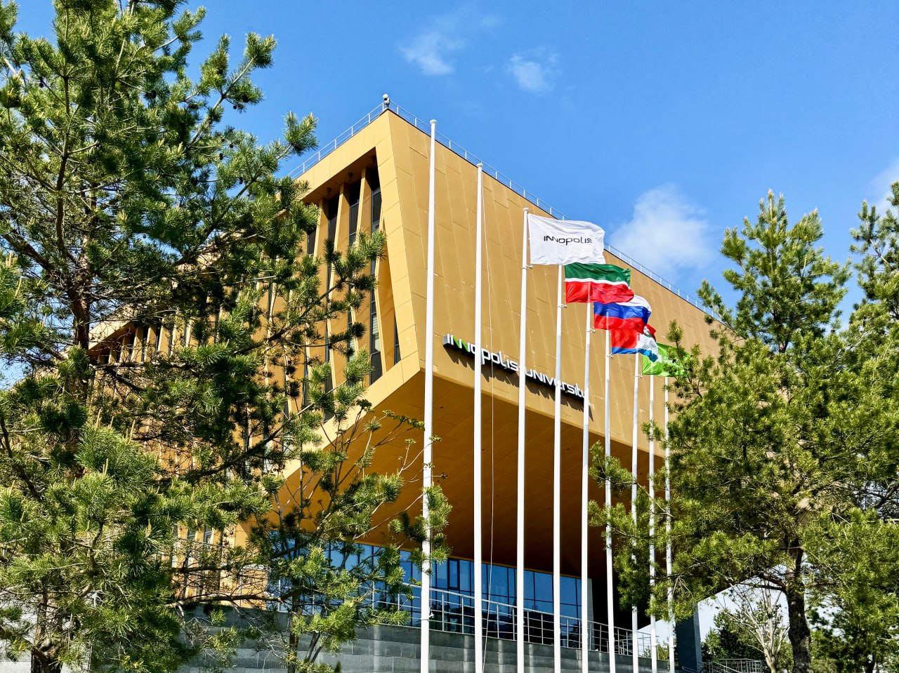 Стали лучшим вузом России по качеству академической среды в рейтинге Forbes В общем рейтинге российских вузов Forbes 2025 мы поднялись на 16 место, стали лучшим вузом Татарстана, а также — победителем по качеству академической среды. Всего оценивались 564 вуза по четырём направлениям: качество нетворкинга, репутация у работодателей, международное признание, академическая среда.