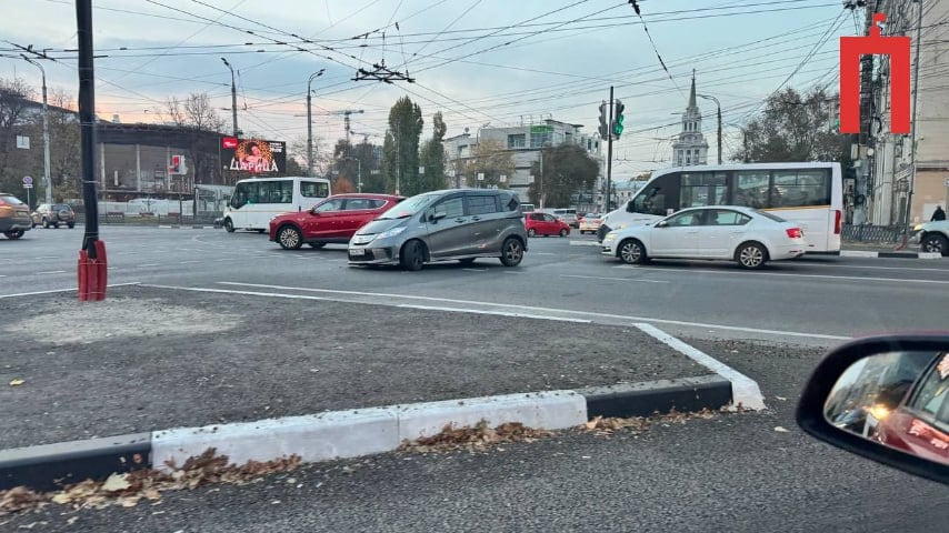 Мэрия Воронежа привлекает белорусских дорожников к борьбе с пробками   Сегодня, 28 октября, на еженедельной планерке мэр Воронежа Сергей Петрин заявил СМИ, что расширение некоторых участков дороги не приведет к устранению пробок. Проблему стоить решать иначе:  «Есть задачи по поводу оптимизации и организации движения. Попробуем, я думаю, в этом плане что-то у нас получится. Плюс я уже анонсировал, что у нас с несколькими организациями, в том числе с белорусской компанией, которая занималась разметкой, уже начались взаимоотношения в части технических решений именно в сфере оптимизации дорожного движения».  Как успешный пример сотрудничества с белорусскими специалистами градоночальник привел перекресток у Цирка на улице 20-летия Октября.   «Я думаю, что в следующем году таких вот точных локальных мест появится больше», – поделился Сергей Петрин.   Подписывайся на «Площадь»