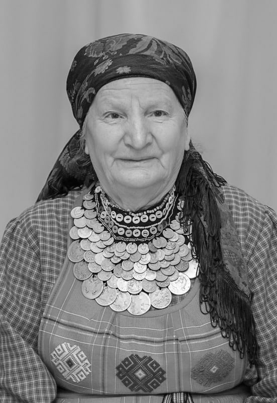 Ушла из жизни Зоя Дородова участница коллектива Бабушки из Бураново Печальную весть сообщил глава Малопургинского района Александр Деев Это невосполнимая утрата для нашей культуры для всех нас Выражаю самые глубокие соболезнования родным близким и всем кто разделяет эту боль Скорбим вместе с вами написал в соцсетях глава муниципалитета Зоя Дородова родилась 15 апреля 1940 года По профессии она была пекарем и работала в бурановской пекарне затем дояркой в колхозе После замужества жила в селе Бабино где трудилась поваром и заведующей школьной столовой Вернувшись в Бураново и до пенсии работала поваром в Геофизике Зоя Сергеевна не только пела но мастерила обереги куколки которые участницы коллектива потом дарили на своих творческих встречах Редакция Udm info присоединяется к соболезнованиям Фото Александр Деев