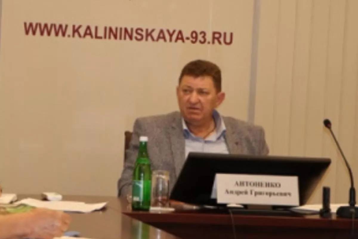 Замглавы Калининского района уволен за грубое отношение к спасателям Первого заместителя главы района Андрея Антоненко отправили в отставку из за некорректного поведения по отношению к сотрудникам спасательного отряда В соцсетях ранее появилось видео на котором чиновник угрожает спасателям и использует нецензурную лексику Глава района Виктор Кузьминов заявил что такое поведение недопустимо для муниципального служащего и принял решение освободить Антоненко от должности Кубанские Новости   Мы в MAX