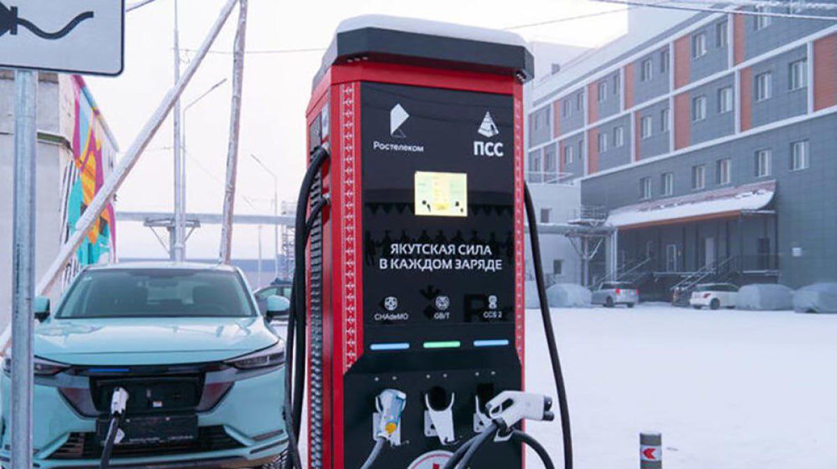 В Якутии откроют семь станций зарядки электромобилей В 2025 году в Якутске откроют две станции зарядки электромобилей, три в Алдане и по одной в поселке Серебряный Бор Нерюнгринского района и селе Ытык-Кюель Таттинского улуса. Об этом сегодня во время прямого эфира на официальных социальных сетях сообщил министр промышленности и геологии Якутии Максим Терещенко. «В целом, в Якутии мы планируем построить сеть из 200 зарядок. Количество водителей, которые делают осознанный выбор в пользу электромобилей, растет. Такая динамика, появление спроса уже сегодня требует развития электрической инфраструктуры в регионе», — уточнил министр. В Якутии уже зарегистрировано свыше 150 электрокаров и более 4 тысяч гибридных автомобилей. В настоящий момент в Якутии работают восемь ЭЗС в Якутске, Ленске и Мирном, поселке Нижний Бестях. Прислать новость Наши чаты #evЗарядка