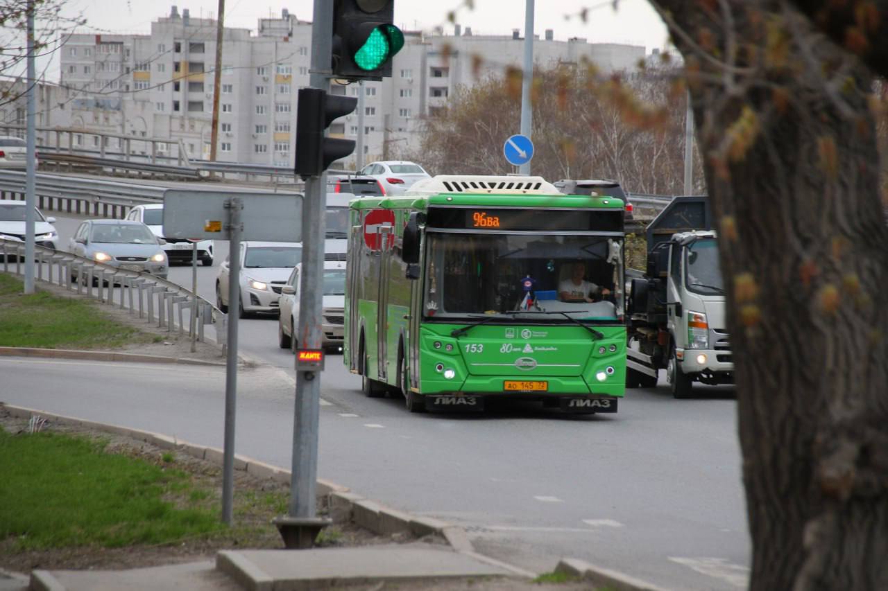 С 26 апреля движение общественного транспорта будет осуществляться по «летнему» расписанию ⁣ Сезонные садоводческие маршруты в Тюмени возобновят движение с 26 апреля. На дачных направлениях в этом году будут работать 54 автобуса в рабочие дни и 73 – в выходные.  В ближайшее время летнее расписание движения маршрутов появится на остановочных пунктах Тюмени.