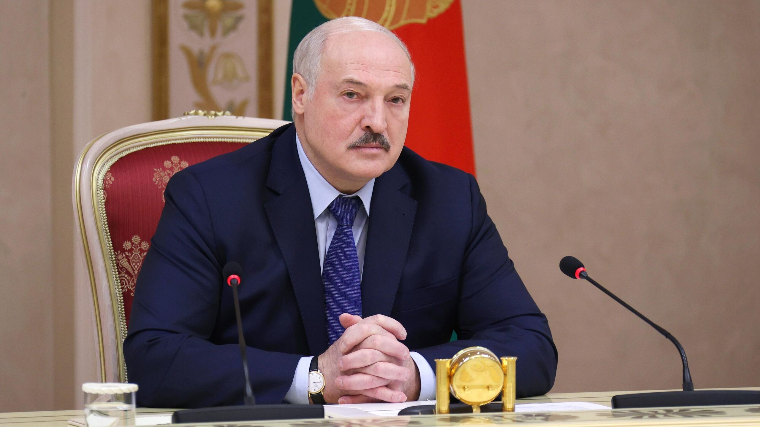 Президент Белоруссии Александр Лукашенко во время посещения города Волковыска Гродненской области заявил, что будет строго наказывать за падеж скота, видео с его заявлением опубликовал близкий к пресс-службе белорусского лидера Telegram-канал "Пул первого".