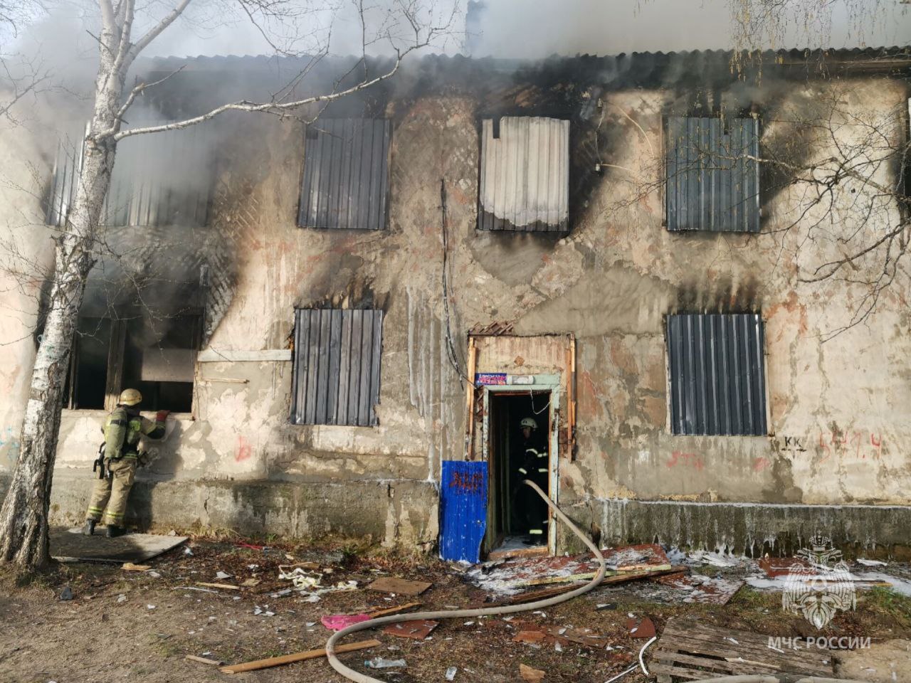 Огнеборцы Сургута ликвидировали возгорание в расселённом доме В 19:05 поступило сообщение о пожаре в двухэтажном деревянном расселённом доме по ул. Московская. Пожарные прибыли на место через 8 минут. По прибытии наблюдалось открытое горение второго подъезда. Открытое горение на площади 200 квадратных метров ликвидировано в 19:57. Пострадавших нет. К тушению привлекались 29 сотрудников и 9 единиц техники от МЧС России. Причина возгорания устанавливается органами дознания. МЧС ХМАО-Югры #МЧСХМАО #МЧСЮгры #Происшествия