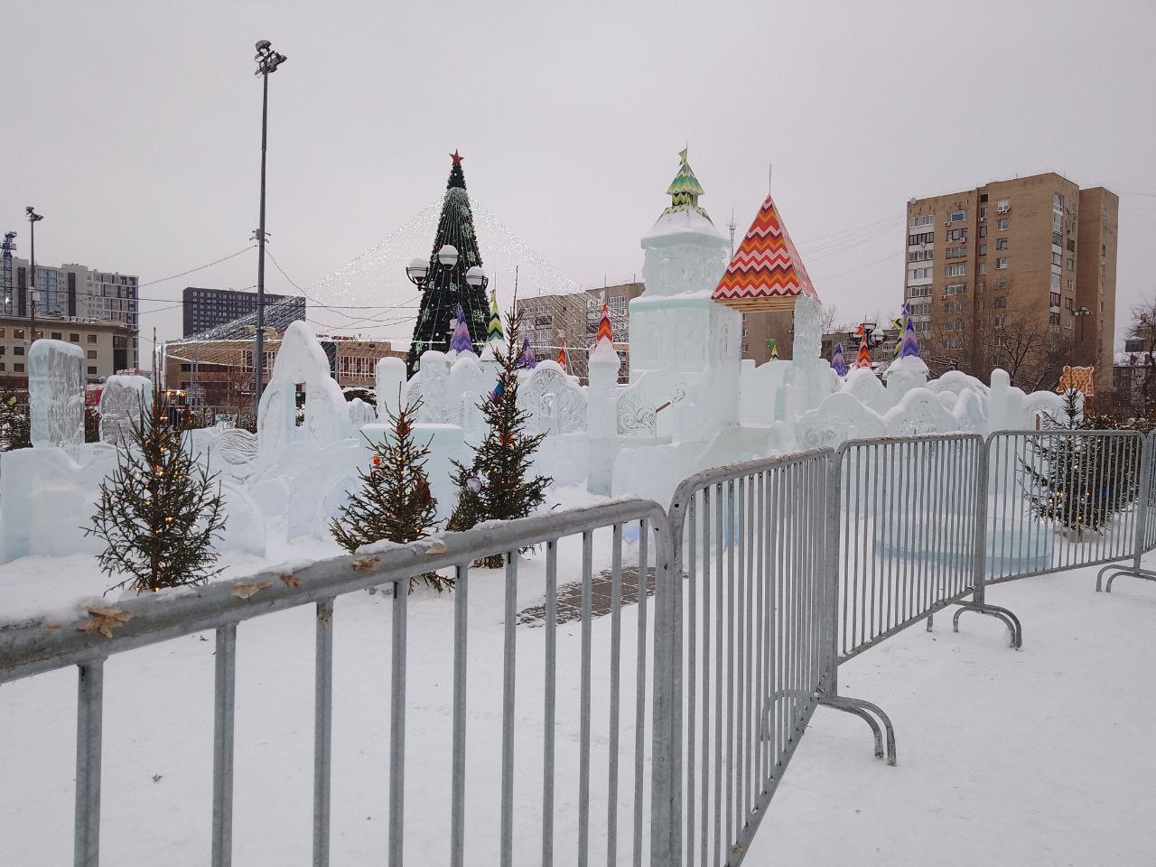 Ледовый городок на площади 400-летия Тюмени закрыли  Такое решение власти приняли из-за резкого потепления. Ограничения продлятся до 3 февраля, затем объект снова осмотрят и примут решение об открытии.   : Марат Губайдуллин