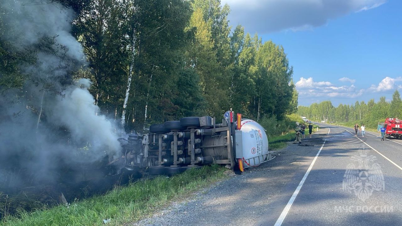 В Орловском районе в результате ДТП перевернулся и загорелся грузовик Сегодня в 15:20 на 547 км автодороги Кострома-Шарья-Киров-Пермь в Орловском районе произошло столкновение грузовика и трактора. Об этом сообщили региональной Госавтоинспекции. От удара грузовой автомобиль загорелся. Информацию дополнили в Управлении МЧС по Кировской области. По предварительным данным ведомства, водитель грузовика погиб, тракторист травмирован. Возгорание ликвидировано. На участке дороги ограничено движение. Идут работы по ликвидации последствий аварии. Фото: