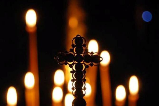 Сочельник отмечается в Армении сегодня накануне Святого Рождества Христова Несколько минут назад с началом церковного дня то есть в 17 00 в церквях началась Святая Литургия Чрагалуйца возжигание светильников символизирующего свет Вифлеемской звезды которая указала волхвам путь к Младенцу Иисусу В этот вечер люди уносят с собою в дома зажжённые в церкви лампады и свечи в знак благословения Церкви yerevanch