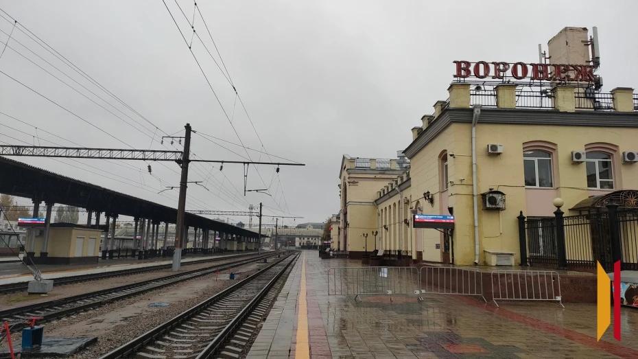 В Воронеже на вокзале произошёл инцидент с нападением на полицейского На железнодорожном вокзале Воронеж-1 местный житель с психическим расстройством устроил дебош. При попытке сотрудников полиции применить спецсредства мужчина набросился на одного из правоохранителей, нанеся ему несколько ударов в грудь. По данным следствия, злоумышленник состоит на учёте у психиатра. Прокуратура ходатайствует о принудительном лечении агрессивного гражданина.