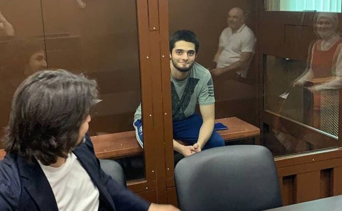На свободу вышел политзаключенный Сайд-Мухамад Джумаев, подравшийся с силовиками на митинге в 2021 году   Из колонии в Тамбовской области освободился политзаключенный Сайд-Мухамад Джумаев, сообщает RusNews. Его на выходе из колонии встретили более 20 родственников, в том числе мама, уроженка Ингушетии.   «Радостно конечно, доволен. Люди меня встретили, я очень рад. Всем, кто поддерживал, писал — благодарю! Все это мне помогало»,  — сказал он после освобождения.     Сайд-Мухаммед Джумаев  новое имя — Микаил Мархиев  — по происхождению наполовину чеченец, наполовину ингуш, студент МГУ и фигурант «дворцового дела». Признан «Мемориалом» политзаключенным.   Он  стал известен в январе 2021 года, после драки с сотрудниками ОМОН на митинге в Москве. Видео драки разлетелось в соцсетях, на акции Джумаев успешно оборонялся от нескольких силовиков в полном обмундировании и с дубинками.  «Отец — чеченец, мама — ингушка. Взрывная смесь»,  — в шутку комментировал драку он.  В 2022-м суд приговорил его к пяти годам колонии за инцидент, несмотря на то, что силовики в суде отказались от претензий.  #Ингушетия #Фортанга #НовостиИнгушетии