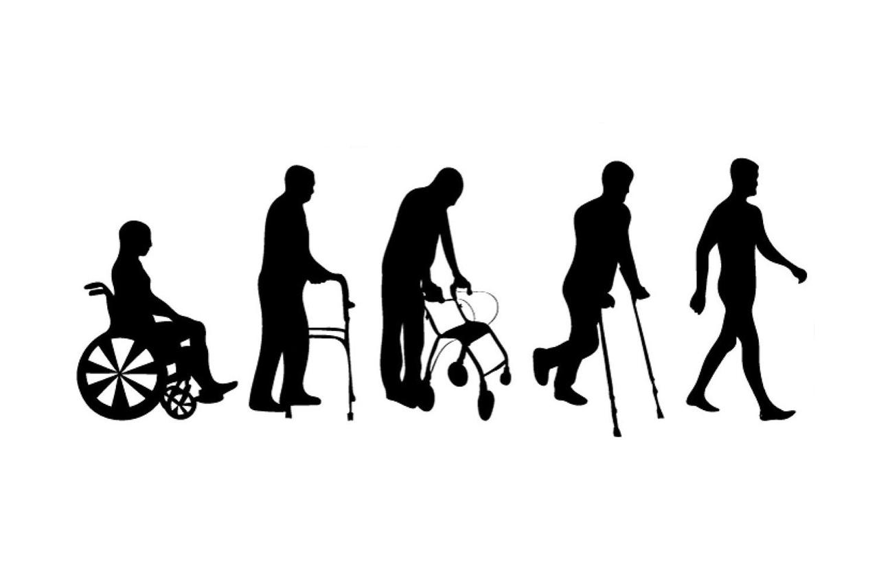 Реабилитационная стратегия Десятого ноября состоялось оперативное совещание премьер министра Михаила Мишустина с вице премьерами Помимо прочего обсуждалась Стратегия развития производства промышленной продукции реабилитационной направленности до 2030 года На совещании Михаила Мишустина с членами кабмина отозвался об отрасли следующим образом Она сформирована на стыке промышленности медицины науки образования Она выпускает продукцию в которой нуждаются люди с заболеваниями и травмами а также в старшем возрасте и с инвалидностью Объём рынка средств используемых для реабилитации увеличился более чем вдвое и превысил 100 млрд рублей Причём свыше половины продукции сделано в России Вице премьер Татьяна Голикова доложила о Стратегии более подробно Два из пяти основных направлений работы касаются науки и образования 1 Развитие научных исследований и разработок Оно направлено на содействие быстрорастущим технологическим компаниям лидерам реабилитационной индустрии для создания ими широкого ассортимента высокотехнологичной продукции 2 Совершенствование системы подготовки квалифицированных кадров которое включает развитие системы оценки и прогнозирования кадровой потребности отрасли разработку и актуализацию федеральных государственных образовательных стандартов и учебных программ профессиональных стандартов вместе с профессиональным сообществом обеспечение обновления материально технической базы образовательных учреждений в которых проходят подготовку соответствующие специалисты Также Татьяна Голикова сообщила что актуальность новой Стратегии обусловлена в том числе необходимостью обеспечивать современными техническими средствами реабилитации ветеранов специальной военной операции Подробнее Фото новостиНОП НОП Научно образовательная политика