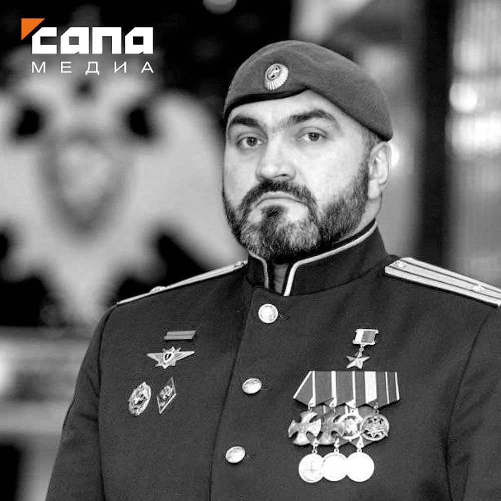 Гимназии «Диалог» во Владикавказе присвоили имя Героя России Марата Тибилова Решение приняли на сегодняшнем заседании Кабмина республики. Эту гимназию выбрала семья героя, сообщил глава региона Сергей Меняйло. «Для учеников и учителей гимназии, как и для всех жителей Осетии, имя Марата Тибилова стало символом мужества, патриотизма и верности. Уверен, что пример нашего Героя России будет воспитывать новые поколения в духе чести и ответственности перед своей страной», — сказал руководитель республики. Как писала «Сапа», в мае планировалось присвоить имя Марата Тибилова школе в Новом городе. Но после обращения семьи героя решили присвоить его имя гимназии «Диалог», где есть кадетские классы. Герой России Марат Тибилов погиб в Курской области, 1 апреля был похоронен на Аллее славы во Владикавказе. Он был посмертно награжден орденом Мужества и орденом «Слава Осетии». В мае улица в честь майора Росгвардии появилась в его родной Нижней Санибе. Подписывайся на «Сапа 15»