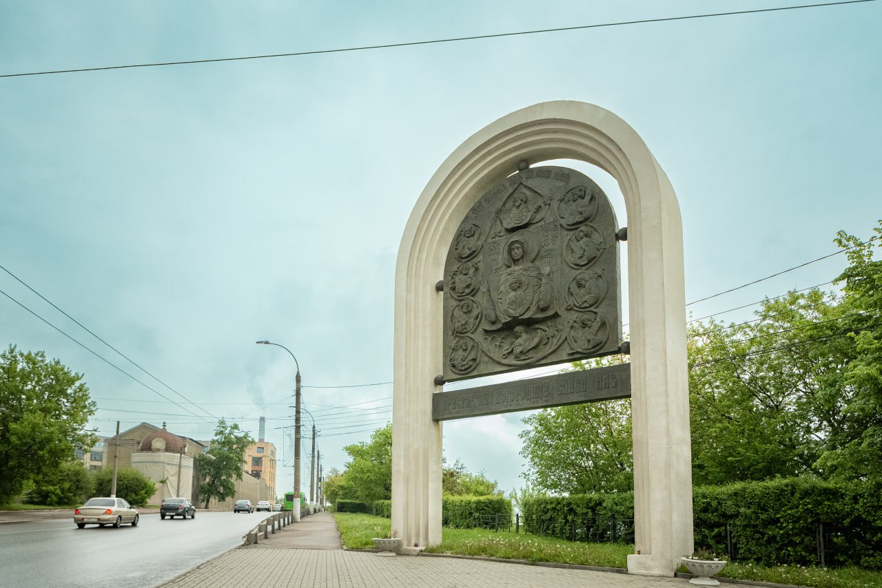Ведётся подготовка к благоустройству мемориальной зоны на улице Сонина по муниципальному контракту. В комитете городского хозяйства сообщили, что архитекторы завершают доработку проектной документации, и в ближайшее время подрядчик приступит к работам. При согласовании проекта с епархией пришлось внести изменения, чтобы архитектурный облик соответствовал христианским канонам. Планируется отремонтировать памятный знак в честь 700-летия обретения Курской Коренной иконы Божией Матери «Знамение» и благоустроить прилегающую территорию. Работы должны завершиться в июне этого года. Они помогут устранить конструктивные недостатки и придать памятнику более эстетичный вид. Фото: Рина Горлова