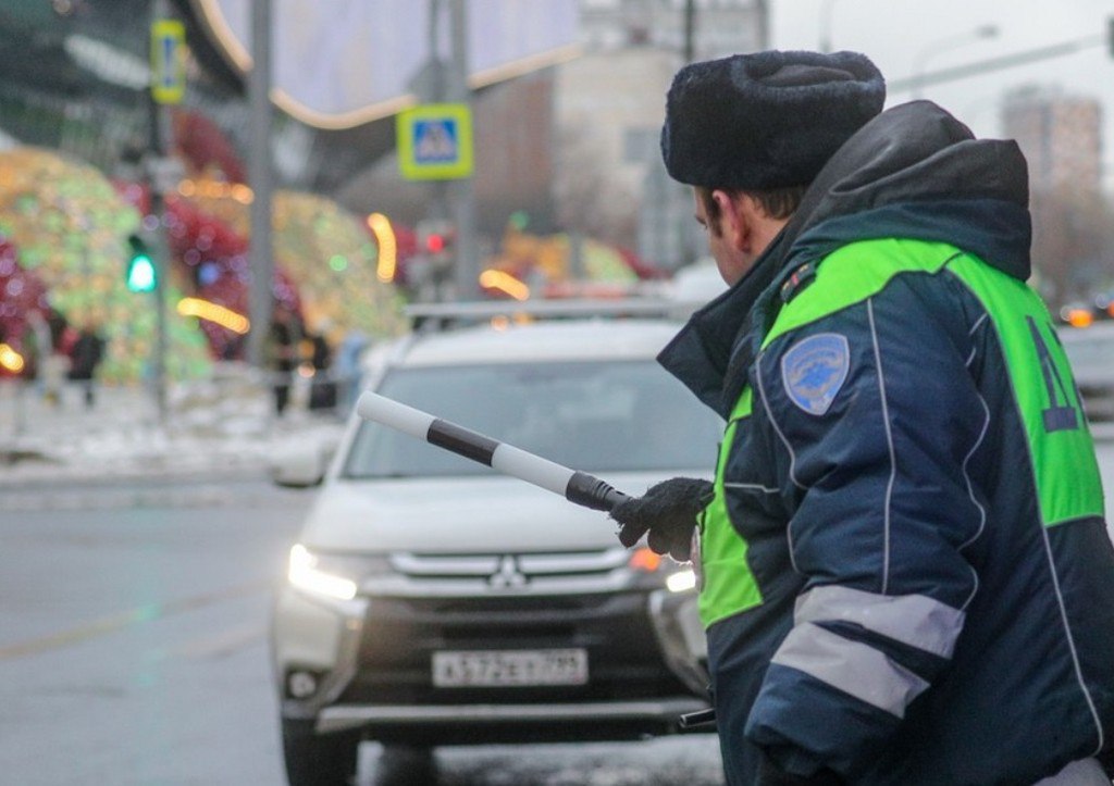 Россиян предупредили, что безобидная деталь на авто может привести к штрафу.  Использование антистатических лент на автомобиле может повлечь за собой штраф в 500 рублей, рассказал агентству «Прайм» заслуженный юрист России Иван Соловьев. Он пояснил, что инспектор ГИБДД может счесть эту деталь переоборудованием транспортного средства.  На сегодняшний день неизвестны случаи вреда, который могли бы нанести антистатические ленты самому автомобилю, иным участникам дорожного движения или дорожному покрытию, — добавил эксперт.   : Сергей Булкин/NEWS.ru    Подписаться   Прислать новость   Буст