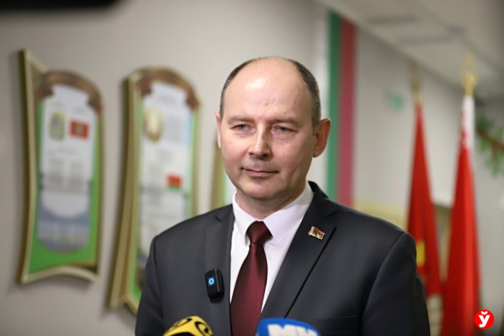 Алексей Кушнаренко: за пятилетку в Минской области открыли более 20 детских садов Глава Минской области отметил, что накануне Дня защиты детей в деревне Боровляны Минский облисполком и Минский горисполком совместно открыли новый детский сад, который должен стать не просто учреждением, а местом, где будет формироваться личность каждого ребенка. "В садике идет воспитательный процесс, закладываются основы патриотизма, созданы условия для всестороннего развития детей. Занятия музыкой, физкультурой и плаванием, изучение компьютерной грамоты, экскурс в науку - все это для того, чтобы ребенок смог определить свое предназначение, интерес, чтобы в будущем принести пользу обществу, своей стране. Мы многое для этого сделали", - рассказал Алексей Кушнаренко. Не менее амбициозные планы и на 2025 год. — Мы уже открыли детский сад в Логойске, сегодня отпраздновали новоселье в Боровлянах. Кроме того, до конца года введем детский сад в районе застройки «Зеленая Гавань» в пристоличье, а также в городском поселке Смиловичи Червенского района, — сказал глава области. — Мы видим потребность общества, населения в оказании услуг как дошкольных учреждений, так и школ, где также идет активная работа. Все это нацелено на создание комфортных, качественных условий для жизни.