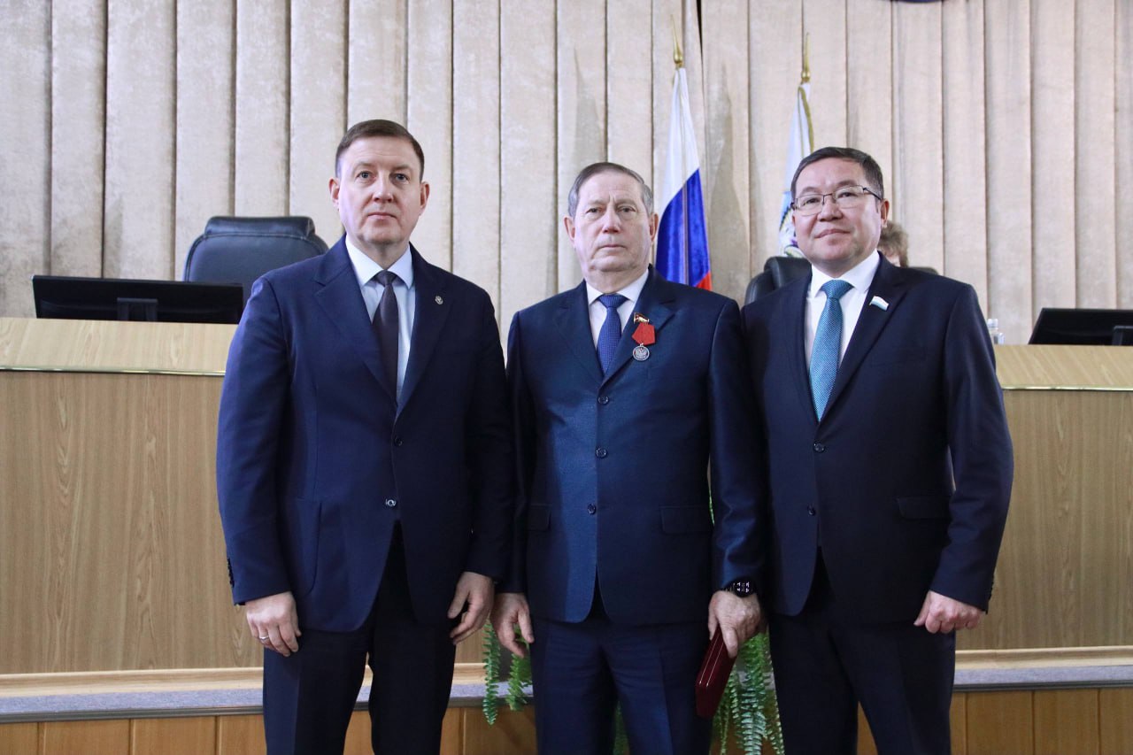 Андрей Турчак вручил Виктору Ромашкину Медаль Ордена За заслуги перед Отечеством II степени перед началом очередной сессии Госсобрания Это высокая оценка нашим Президентом работы Виктора Васильевича на разных должностях в Горно Алтайском госуниверситете в исполнительных органах власти и в Госсобрании отметил руководитель субъекта