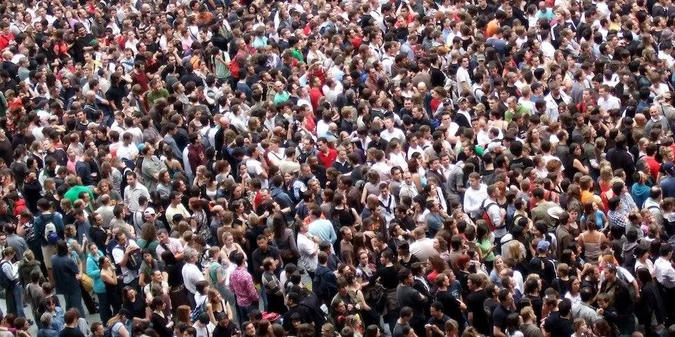 Ученые население Земли превысило возможности планеты На сегодняшний день на нашей планете проживает около 8 3 миллиарда человек Земля не может угнаться за тем как мы используем ресурсы Она не может удовлетворить даже сегодняшние потребности без серьезных изменений и наши исследования показывают что мы оказываем на планету большее давление чем она может выдержать говорят исследователи Ученые пришли к выводу что численность мирового населения вероятно достигнет пика где то между 11 7 и 12 4 миллиарда человек к концу 2060 х или 2070 х годов