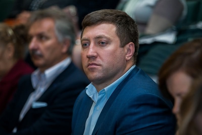 В администрации Чехова произошла рокировка заместителей главы  Администрация муниципального округа Чехов пополнилась очередным заместителем главы. Чиновник из Подольска Аркадий Русских будет курировать вопросы внутренней политики.  Прежний зам с такими полномочиями, Ольга Щукина, понижена в должности: она вновь возглавит управление развитием отраслей социальной сферы.  Как сообщают открытые источники, офицер запаса, подполковник Аркадий Русских до прихода в Чехов трудился в Подольске председателем комитета по строительству и архитектуре. Ещё раньше – был первым заместителем главы управы столичного района Нагатино-Садовники.  Ранее стало известно о том, что в администрацию Чехова пришёл работать заместителем чиновник из Химок Павел Коробко. Об этом писал «Чехов Вид».