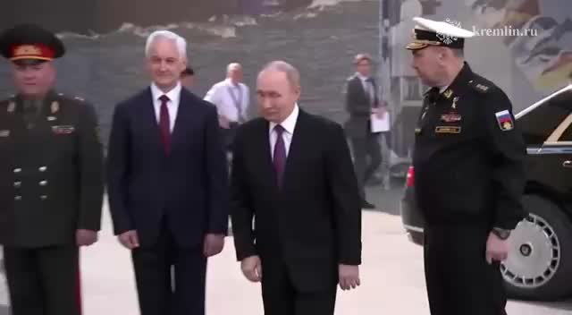 Путин наблюдает за учениями ВМФ в Санкт-Петербурге в День ВМФ