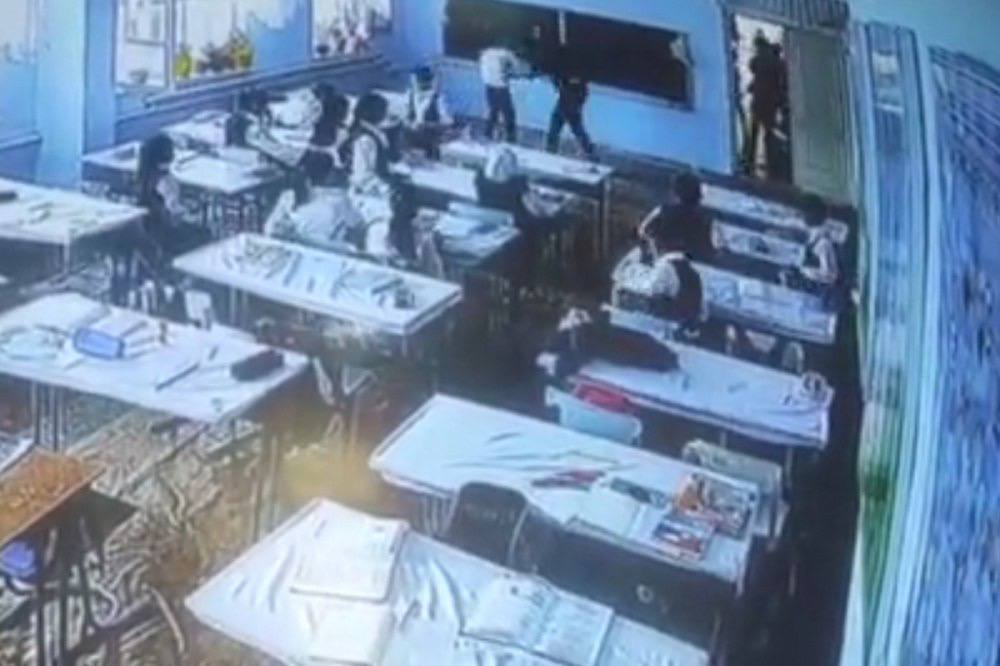 В школе 83 Бишкека подрались 69 летний учитель и ученик 10 го класса В столичной школе 83 во время урока подрались 69 летний учитель и десятиклассник Инцидент случился 16 февраля Что говорят в милиции По данным УВД Первомайского района Бишкека в милицию поступило заявление от мужчины К Б 1957 года рождения Он сообщил что был избит учеником 10 го класса М К и попросил принять меры в отношении подростка Что с участниками конфликта В настоящее время учитель находится в отделении травматологии с различными травмами Несовершеннолетний в свою очередь обратился в детскую больницу 3 В милиции не сообщают о наличии у подростка травм akkalpak news Катталыңыздар