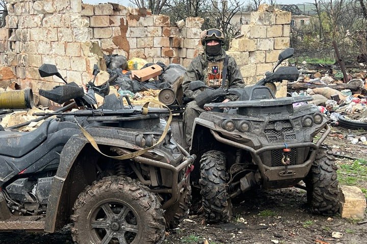 Якутские Соколы полетят на фронт Якутия продолжает поддерживать участников специальной военной операции До конца 2025 года республика отправит на фронт несколько десятков современных квадроциклов Якт Сокол для бойцов из Якутии и Дальнего Востока Об этом сообщил министр Дмитрий Лепчиков добавив что объемы производства этой техники планируется увеличить Помощь не ограничивается квадроциклами В рамках федеральной программы в республике продолжают выпускать электромотоциклы Тимир Ат и беспилотники Хотой для военных нужд Кроме техники организации и простые жители собрали для бойцов новогодний груз 20 тонн гуманитарной помощи и девять единиц техники Как только откроются зимние ледовые переправы транспортные компании готовы начать доставку Планируется совершить еще как минимум пять рейсов в зону СВО С начала года Якутия уже выполнила 39 таких рейсов доставив на фронт 129 единиц транспортных средств