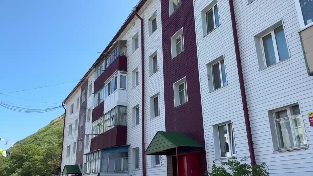 Глава региона Валерий Лимаренко инспектирует ремонт подвалов и строительство жилья в Невельске