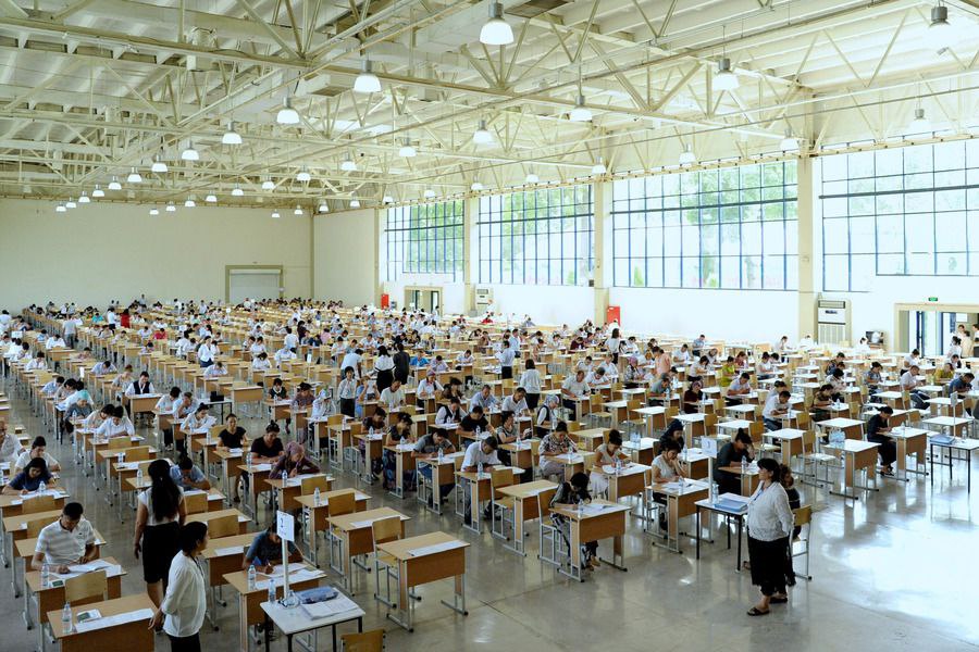 Более 41 абитуриентов в этом году не смогли набрать даже минимальный проходной балл на вступительных тестах в вузы страны Согласно официальным данным в 2025 году экзамены сдавали 614 тысяч 768 абитуриентов Из них 253 тысячи 844 человека или 41 29 не смогли преодолеть порог в 56 7 балла Наихудшие показатели зафиксированы в Андижанской области где минимальный балл не набрали 47 6 участников Самые высокие результаты отмечены в Бухаре и Ташкенте там порог не преодолели 31 4 абитуриентов Подписаться на канал Узбекистан Online