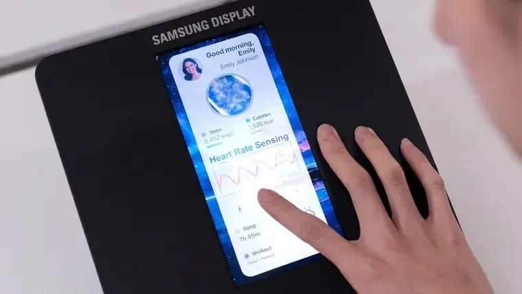 Samsung встроила тонометр прямо в OLED экран Samsung Display показала на SID 2026 новый Sensor OLED для смартфонов панель умеет считывать биометрию через обычное касание пальцем В экран встроены органические фотодиоды OPD они считывают отражённый свет от пальца и по кровотоку оценивают пульс и давление Отдельный датчик под экраном не нужен OLED сам излучает свет а сенсорный слой внутри панели принимает отражённый сигнал Технология сохраняет плотность 500 PPI то есть Samsung пытается вписать биосенсоры без заметной потери чёткости для флагманских смартфонов В ту же панель добавили Flex Magic Pixel режим приватности который скрывает важную информацию при взгляде сбоку не превращая весь экран в чёрное пятно Практический смысл быстрые замеры прямо со смартфона без часов или отдельного датчика особенно если это дойдёт до массовых Galaxy Пока это демонстрационная технология Samsung Display а не готовая функция в конкретном смартфоне Для медицинского применения всё равно понадобятся точность сертификация и понятные ограничения иначе это останется удобным wellness индикатором Замер давления через экран смартфона полезная функция или ей всё равно не будут доверять без обычного тонометра   Наши каналы Участвуй в конкурсе Sаmsung