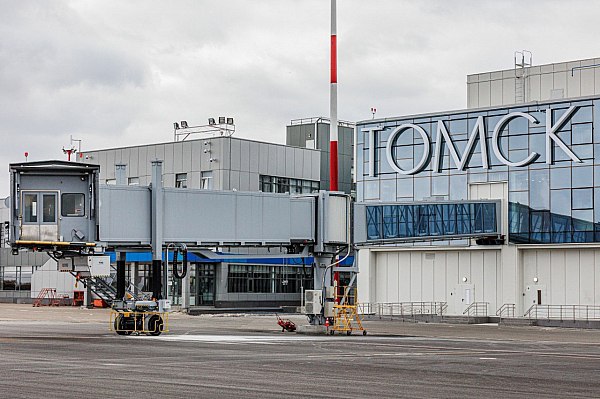 Росавиация согласовала проект капремонта аэродрома Томска Росавиация согласовала проект капремонта аэродрома Томска Об этом сообщает AVIA RU со ссылкой на данные ведомства Положительное заключение Главгосэкспертизы получили для аэропорта Томск Богашёво отмечается в сообщении Росавиации Так в 2025 2026 гг в аэропорту планируют капитально отремонтировать соединительную рулежную дорожку перрон светосигнальное оборудование aviaru net n288372