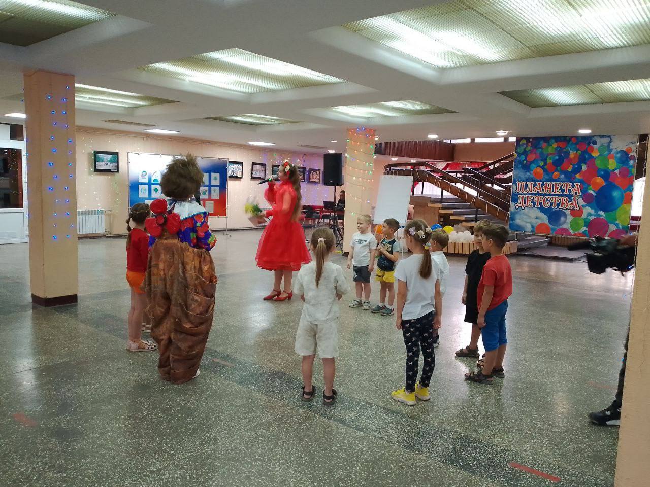 14 августа в Центре культуры города Алчевска прошла развлекательно-игровая программа для детей «Медовый Спас», посвящённая православному празднику Преображение Господне.   На Руси любой праздник водили хороводы. Вот и сегодня дети вместе с гостьей праздника Феей цветов водили хороводы, рассказывали стихи, пословицы, пели русские народные песни.  В гости на праздник «прилетал Карлсон», который веселился с ребятами, загадывал весёлые загадки, играл в игры: ««Кто быстрее перенесет нектар», «Собери нектар с цветка», «Передай горшочек с мёдом».  Интересные игры и конкурсы помогли малышам в развлекательной форме познакомиться со всеми традициями и обычаями этого праздника, создать отличное настроение и получить огромный заряд радостных эмоций и впечатлений.  ‼ Подарком для участников развлекательно-игровой программы стали детские альбомы-раскраски и разноцветные воздушные шары.