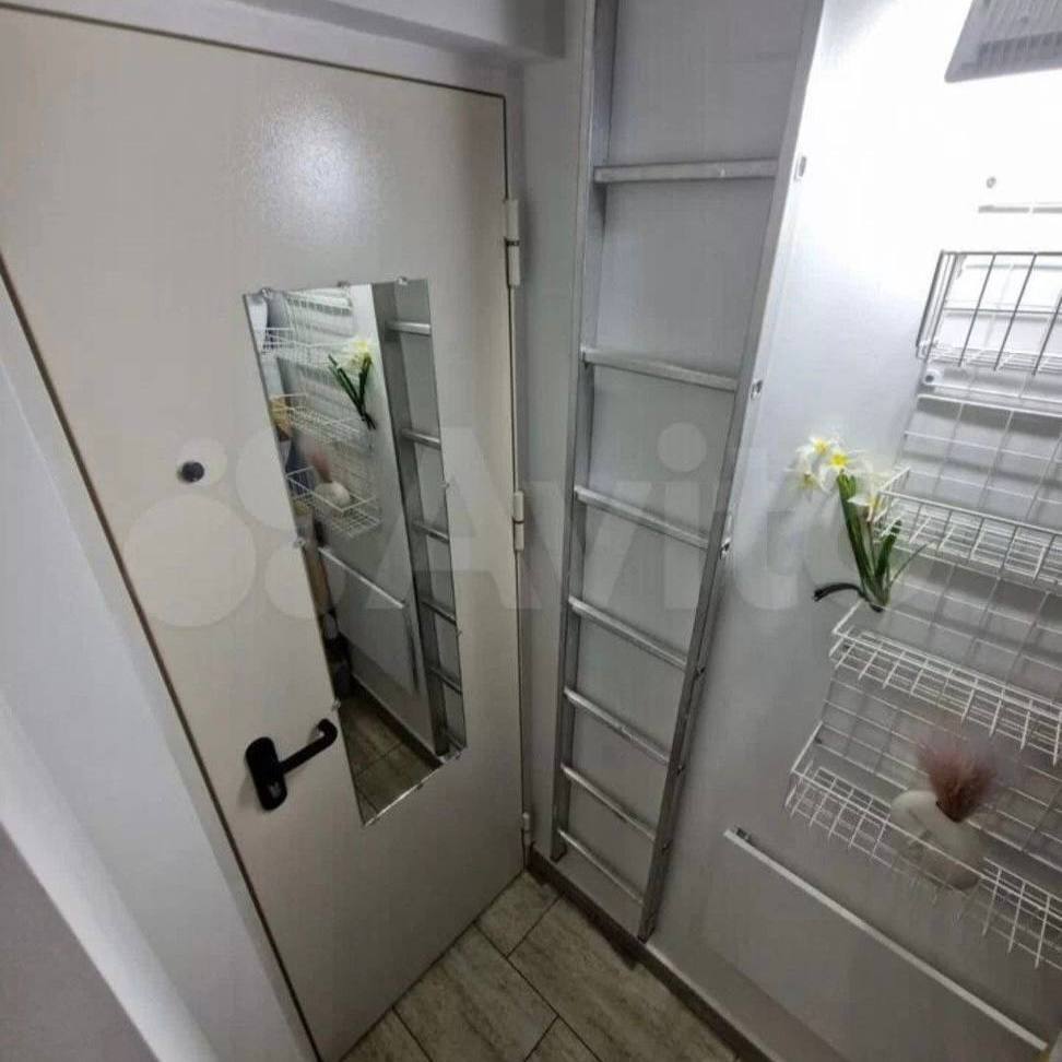 В Москве выставили на продажу «квартиру» за 2,5 млн рублей — всего 6 квадратных метров Это бывшая кладовка, переделанная под жильё. Из 6 «квадратов» жилых — только 2,9. Внутри уместили душ, стиралку с сушкой, холодильник, кровать, кондиционер, вытяжку, микроволновку и роутер. А вот туалета нет — придётся спускаться на первый этаж в общий