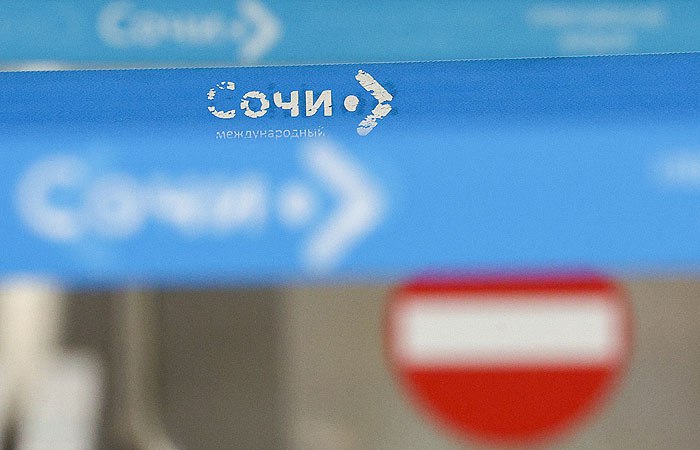 Более 30 авиарейсов задерживается на прилет и вылет в аэропорту Сочи Задерживается вылет 17 рейсов из аэропорта Сочи на прилет задерживаются 18 рейсов следует из данных онлайн табло аэропорта Так на вылет задерживаются рейс в Пермь Надым Тбилиси Анталью Дубай Новый Уренгой Стамбул Минеральные Воды Москву Ульяновск Уфу Оренбург Челябинск Казань Задержка составляет от нескольких минут до 7 5 часов На прилет задерживаются рейсы из Перми Екатеринбурга Челябинска Тбилиси Москвы Санкт Петербурга Уфы Антальи Надыма Дубая Казани Ульяновска и Уфы Время задержки также составляет от нескольких минут до 7 часов Фото Егор Алеев ТАСС interfaxonline