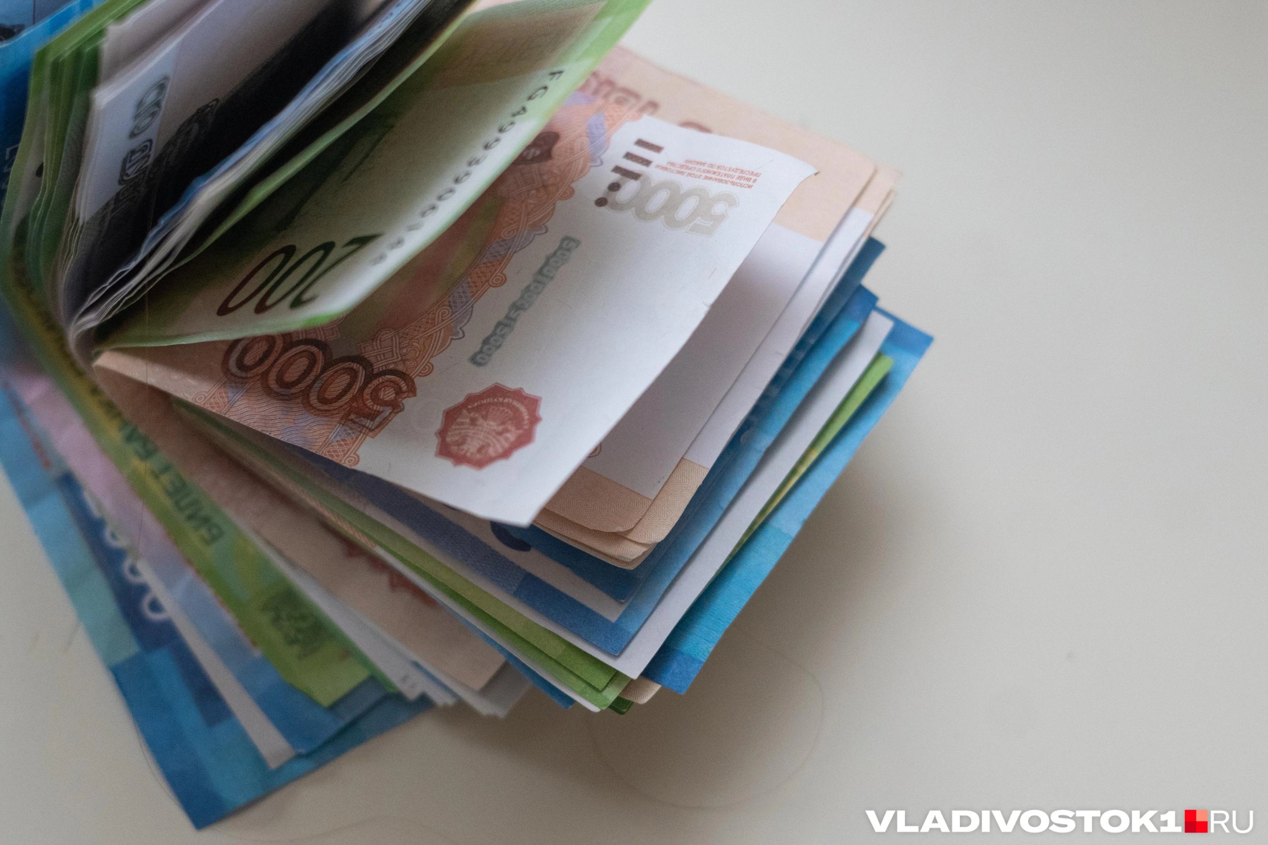 12 февраля появилась возмутившая приморцев новость о том что с начала года молодым педагогам перестанут поступать выплаты в размере 10 000 рублей из за окончания срока действия мер соцподдержки В Telegram канале Newsbox24 tv опубликовали фотографии документов и указали что знают как минимум одного молодого преподавателя который написал заявление об увольнении из за отмены выплаты Ожидаемо возмутились и пользователи указавшие на не самые высокие зарплаты учителей в Приморье Люди начали прогнозировать еще больший дефицит кадров в сфере образования В пресс службе правительства Приморского края корреспонденту vladivostok1ru сообщили что срок действия закона о предоставлении меры поддержки действительно истек но в регионе все еще действуют компенсация расходов за жилое помещение и другие программы Подробный ответ от правительства о том что изменилось и чего ждать в будущем на сайте Подписаться в Telegram    Подписаться в MAX