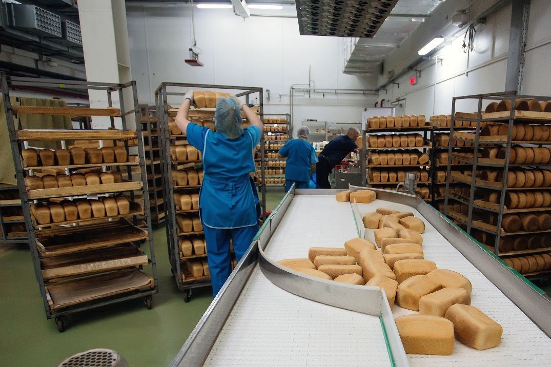 Хлебокомбинат оштрафовали за просрочку Роспотребнадзор оштрафовал хлебокомбинат на 30 тысяч рублей за нарушение правил хранения продуктов. Поводом для проверки стала вспышка кишечной инфекции в одной из школ Елизова. Во время проверки на хлебопекарне по адресу Петропавловское шоссе, 23-А, выяснилось, что предприятие хранило продукты с истекшим сроком годности. В холодильнике, предназначенном для молочной сыворотки, нашли больше 7 кг замороженного лука, срок годности которого истек еще 4 месяца назад, рассказали "ЧП Камчатка" в СК. Также на складе булочного цеха обнаружили 13 кг просроченной продукции. А в морозилке с надписью «рыба» лежало 68 кг замороженного лосося без маркировки. Все эти продукты изъяли. Суд оштрафовал хлебокомбинат на 30 тысяч рублей. Изъятые товары должны быть уничтожены.