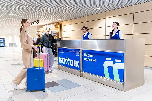 Первый в России сервис курьерской доставки багажа начал работу в Домодедово Аэропорт Домодедово стал первым в России где начал работу инновационный сервис БАГГАЖ курьерская доставка чемоданов прямо из аэропорта домой в отель или офис Об этом сообщает AVIA RU Как рассказали в пресс службе воздушной гавани теперь путешественникам не нужно тратить время и силы на ожидание и транспортировку багажа После прилета достаточно оформить заказ на стойке БАГГАЖ в зоне выдачи багажа и курьер доставит чемоданы по указанному адресу Сервис создан чтобы сделать путешествие по настоящему легким Пассажир может просто выйти из терминала налегке без сумок без ожидания без забот aviaru net n289479