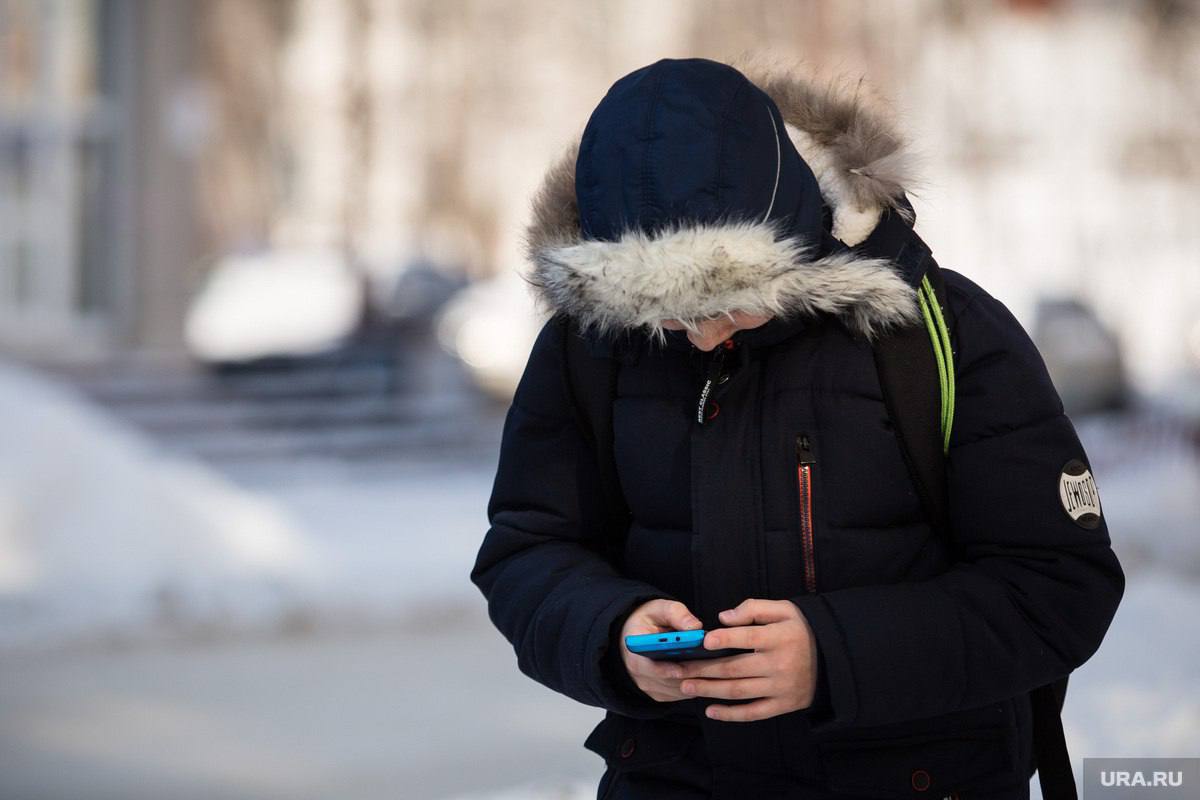 Школьник перевел мошенника полмиллиона рублей на Ямале  17-летний подросток из Нового Уренгоя попался на популярную уловку злоумышленников в Telegram. Юношу убедили, что кто-то пытается оформить кредит на его маму и надо срочно перевести деньги на безопасный счет.  В итоге, он перевел семейные сбережения — 550 000 рублей, с карты родителя на счет преступников.  Подписаться   Прислать новость