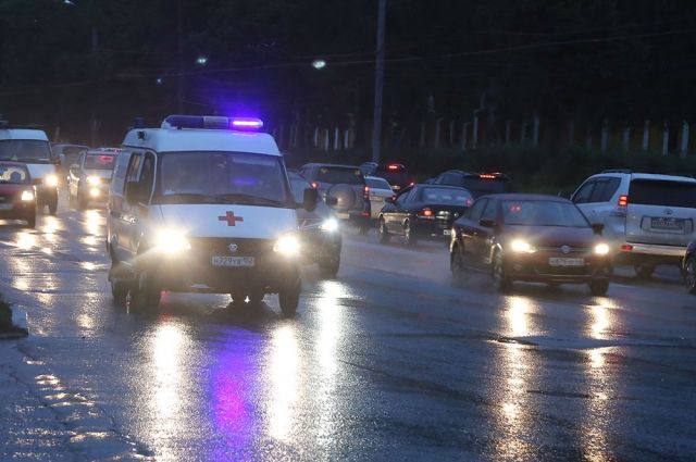 Поймать жизнь на волосок от смерти! Медики Владивостокской скорой и «тысячекоечной» больницы спасли жизнь девушки с острым отравлением лекарственными препаратами. Счет в этой ситуации уже шел на минуты. Звонок в оперативный отдел поступил 27 апреля в районе пяти утра. Звонивший сообщил, что в одном из номеров гостиницы Владивостока найдена девушка без сознания. Предположительно, произошло отравление медикаментами. На вызов срочно вылетела бригада подстанции «Центральная». Уже через 17 минут медики зашли в гостиницу и приступили к спасению девушки. Она находилась в коме и вместо дыхания из ее груди раздавались хрипы. Специалисты СМП сразу же приступили оказанию помощи: ввели лекарственные препараты, выполнили санацию ротоглотки и начали «дышать» за пациентку мешком Амбу. Уже в автомобиле СМП девушку подключили к аппарату ИВЛ и на всех скоростях помчались во Владивостокскую клиническую больницу №2. Там в токсикологическом отделении уже собралась бригада врачей, готовая продолжить оказывать пациентке помощь. Спустя несколько дней благодаря высокопрофессиональной работе медиков «тысячекоечной», девушку удалось спасти, а ведь отравление медикаментами буквально грозило ей смертью.