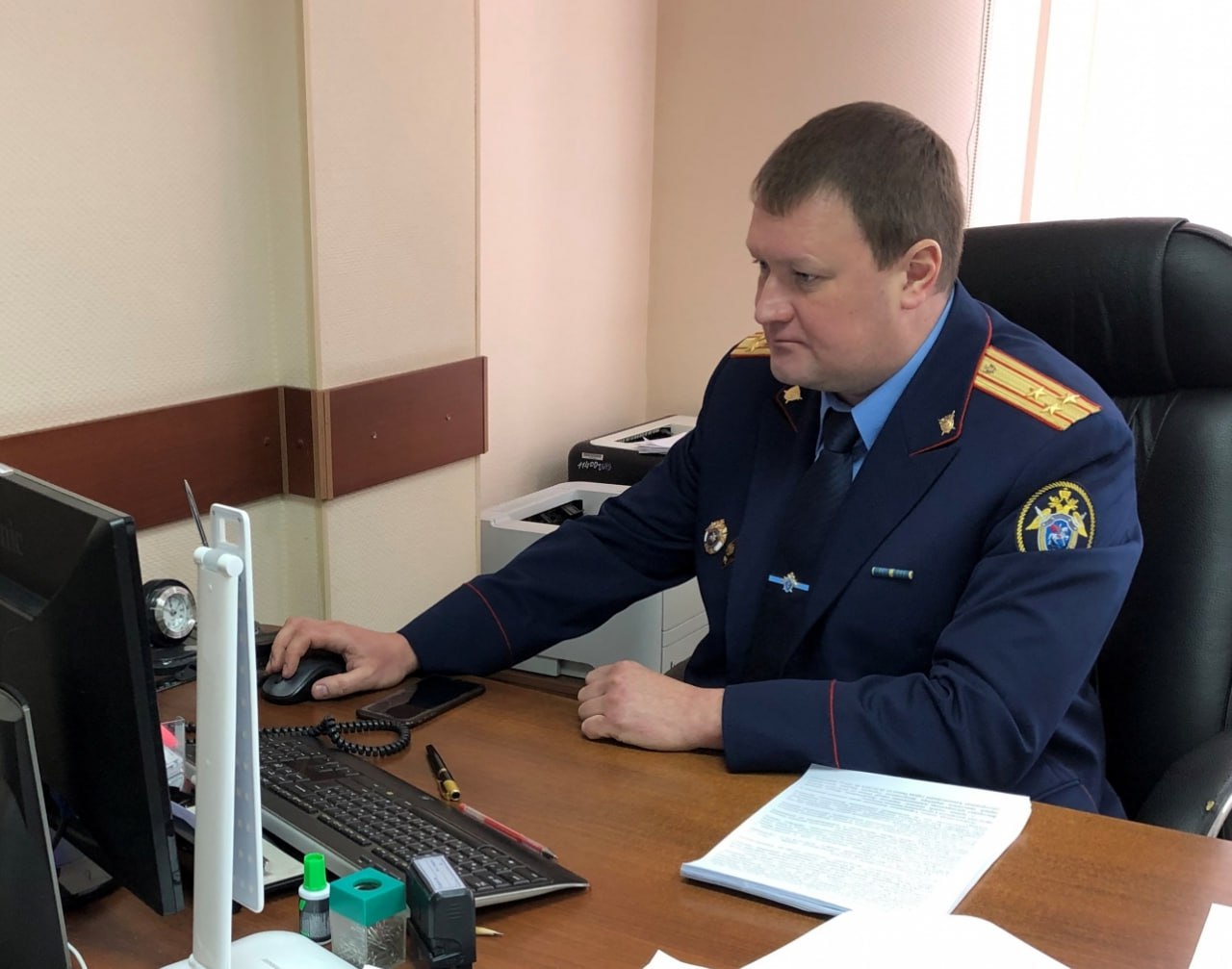 Следственным управлением СК России по Омской области завершено расследование уголовного дела в отношении бывшего инспектора полиции, обвиняемой в получении взятки в крупном размере за незаконные действия  п. «в» ч. 5 ст. 290 УК РФ  и неправомерном доступе к охраняемой законом информации с использованием своего служебного положения  ч. 3 ст. 272 УК РФ .  По данным следствия, обвиняемая, являясь инспектором ГИБДД, получила от гражданина взятку в размере более 500 тысяч рублей за предоставление информации о собственниках транспортных средств, разгласив их персональные данные.      В ходе следствия наложен арест на имущество обвиняемой на общую сумму более 5 миллионов рублей.  В настоящее время уголовное дело с утвержденным прокурором обвинительным заключением направлено в суд для рассмотрения.   В отношении взяткодателя материалы следствия, выделенные в отдельное производство, также были направлены в суд для рассмотрения.  Уголовным кодексом Российской Федерации за данное преступление предусмотрено наказание в виде лишения свободы на срок от семи до двенадцати лет со штрафом в размере до шестидесятикратной суммы взятки.