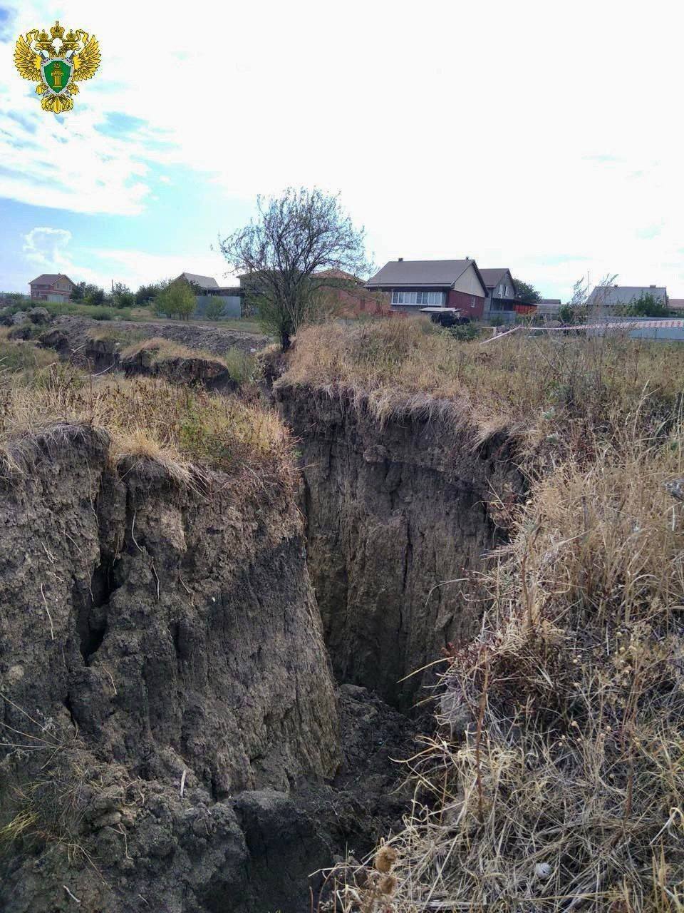 Оползень в границах Предгорного округа и Пятигорска угрожает экологической безопасности, причинению вреда жизни и здоровью граждан, их жилищам и имуществу Прокуратура Предгорного района провела проверку исполнения законодательства о защите населения и территорий от чрезвычайных ситуаций природного характера. Установлено, что в границах Предгорного округа и города Пятигорска расположен овраг, на участках склона которого имеются обширные оползневые деформации. По требованию прокуратуры на органы исполнительной власти возложена обязанность предотвратить масштабный оползень