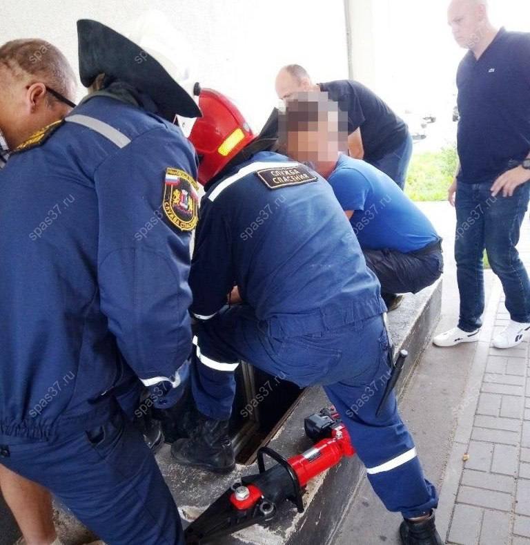 В Иваново спасли 8-летнюю девочку, застрявшую ногой в решётке.  ЧП случилось днём 8 августа во дворе одного из домов. К месту не смог подъехать транспорт, а ребёнок громко плакал от боли.  Спасатели использовали аккумуляторные гидроножницы, чтобы разжать решётку. Девочку оперативно освободили и передали родителям.    Подпишись   Поделись новостями