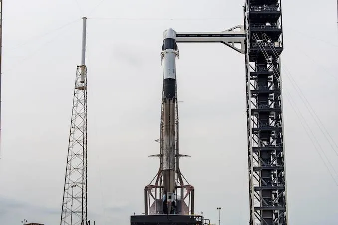 Запуск 34 й коммерческой миссии НАСА и SpaceX по доставке грузов на МКС на корабле Dragon перенесен на 15 мая из за затянувшейся непогоды во Флориде Это уже вторая задержка старта за неделю Изначально миссия CRS 34 должна была отправиться на орбиту во вторник затем старт сдвинули на среду но метеоусловия заставили специалистов SpaceX и НАСА снова скорректировать график Ожидается что Dragon доставит экипажу около трех тонн припасов включая продовольствие и оборудование для научных экспериментов включающих исследования в области лечения остеопороза и изучения космической погоды