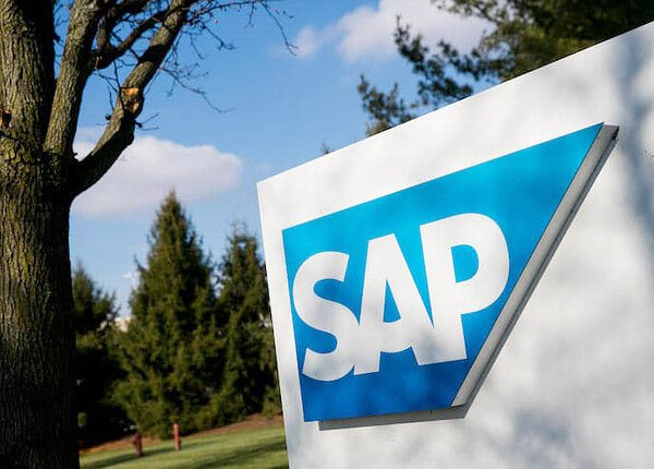 За отказ от замены SAP начнут наказывать.     Чтобы ускорить переход на отечественные решения, власти хотят  приравнять ERP-систему к критической информационной инфраструктуре. В Минцифры говорят, что за невыполнение требований по переходу на использование отечественных ERP-систем на объектах критической инфраструктуры будет предусмотрена ответственность.  Как пишет РБК, окончательное решение еще не принято, но сейчас обсуждается введение прогрессивной шкалы налогообложения для тех, кто не перейдет на российскую ERP к установленному сроку. Вот только отечественные системы далеко не всегда соответствуют требованиям российского бизнеса, и примерно 25–30% компаний продолжает использовать зарубежные ERP-системы, в основном SAP и Oracle.    ‍ ‍   Более того, замгендиректора "Консист Бизнес Групп" Владимир Егоров утверждает, что сейчас он не знает ни одного кейса полного отказа от SAP в крупных российских компаниях - есть только единичные проекты по частичной замене отдельных функциональных задач. И тут на сцену снова выходит Минцифры, которое прорабатывает предложения по созданию консорциума для разработки отечественной ERP-системы.      И если консорциум будет создан, то именно он станет главным выгодоприобретателем включения ERP-систем в список КИИ. Однако, против его создания выступили члены АПКИТ, которым явно не хочется терять свою долю рынка. Сейчас около 80% рынка у 1С, остальное делят между собой "Галактика ERP"»  Корпорация Галактика , "Турбо ERP"  Консист Бизнес Групп , Global ERP  Бизнес Технологии , DIGITAL Q.ERP  Диасофт ,  Lexema-ERP  Лексема  и другие.  ™  МашТех