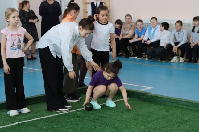 Фестиваль по бочче объединил семьи школьников Масштабный турнир по игре в бочче состоялся сегодня для семей обычных и особых школьников состоялся в Каслях.
