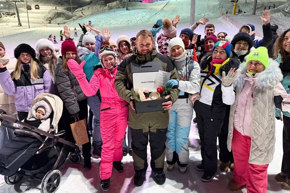 Посылку из Сочи вручили российским спортсменам на Олимпиаде в Италии Российским спортсменам которые выступают на Олимпийских играх 2026 года в Италии отправили тёплые посылки из Сочи города где проходила Олимпиада 2014 В посылках чурчхела по кавказским рецептам мёд с пасек предгорий Красной Поляны варенье из сочинской фейхоа травяные сборы и памятные сувениры с олимпийской символикой Об этом сообщила пресс служба Группы Мантера Кубанские Новости   Мы в MAX